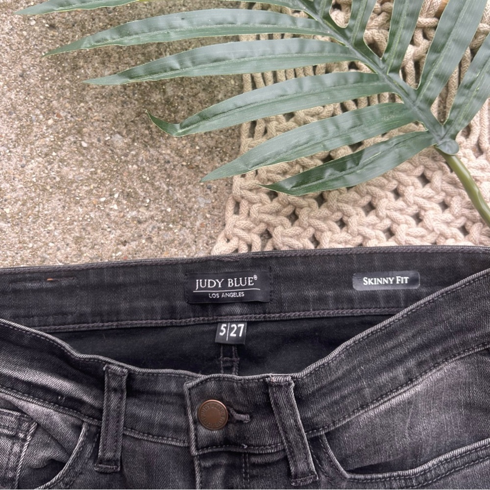 Judy Blue Washed Black Distressed Bottom Skinny Jeans Size 5 / 27 - Picture 4 of 6